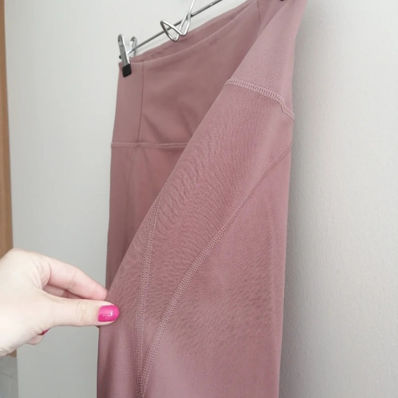 Girlfriend Collective Compressive High-Rise Leggings 28" in Rosebud Pink Medium - Picture 5 of 16